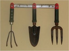 Photo d'un cultivateur, d'un transplantoir et d'une mini-fourche